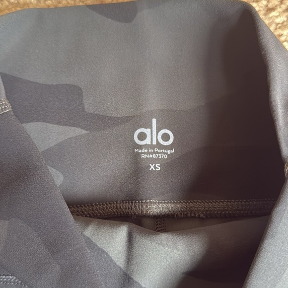 Alo 7" High-Waist Vapor Short, Black Camouflage - Picture 10 of 11